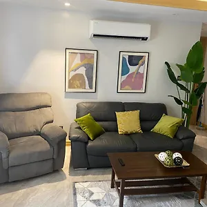 Walking Street Beautiful 1 King Bedroom , Angeles Philippines